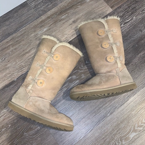 AUTHENTIC UGG BOOTS - Picture 1 of 7